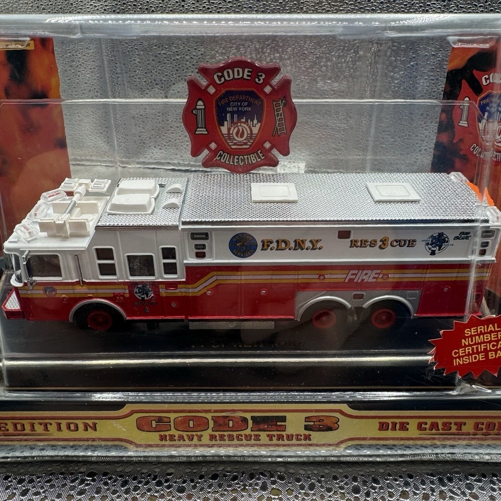 Code 3 1/64 Scale 12701 - Saulsbury Heavy Rescue Fire Truck FDNY Rescue 5 - Picture 4 of 10